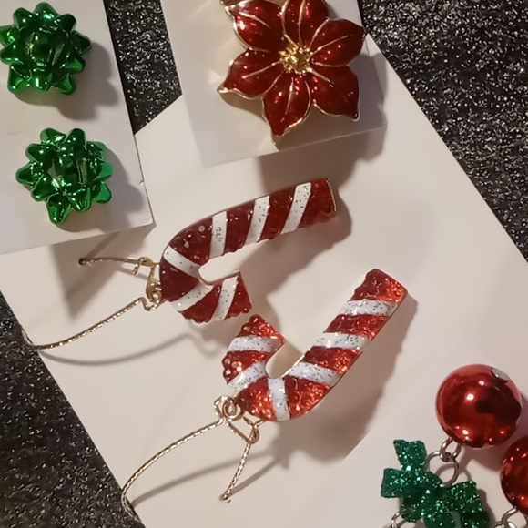 Christmas Jewelry - 4 pairs of very Christmas & well made earrings .